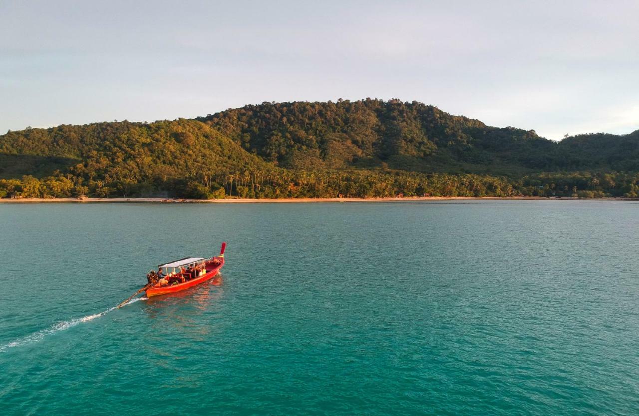 Baan Mai Beachfront Lone Island Phuket Extérieur photo