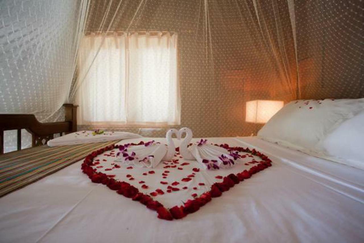 Baan Mai Beachfront Lone Island Phuket Extérieur photo